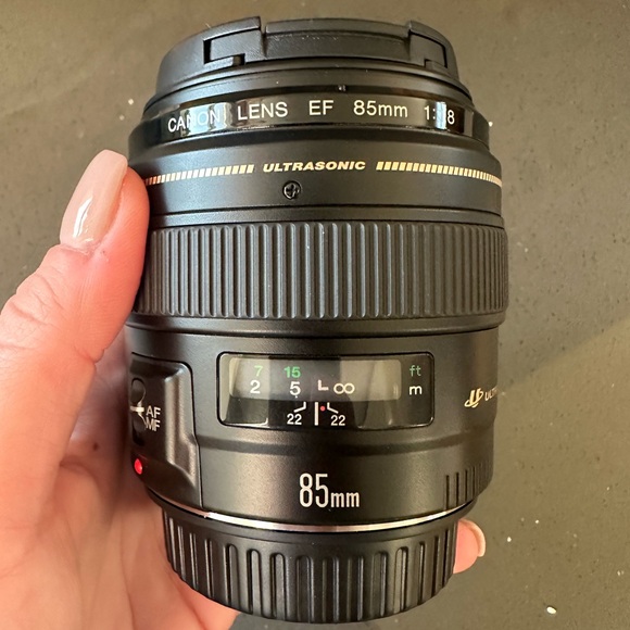 Canon EF 85mm 1.8 Lens - Picture 1 of 6